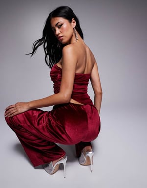 ASOS DESIGN samordnad rynkad sammet asymmetrisk bandeau-topp i bordeaux