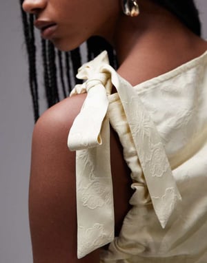 Topshop jacquard ruch axelbandlös topp i smörmjölk