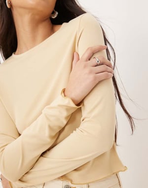 ASOS DESIGN modal salladsärmad långärmad topp i buttermilk