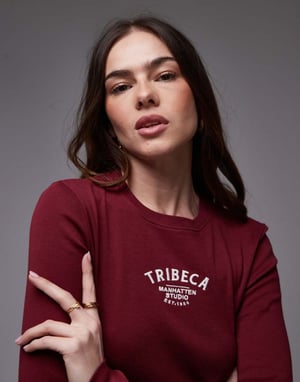 Topshop broderad Tribeca långärmad baby t-shirt i burgundy