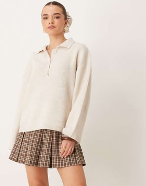 Gina Tricot stickad polo med knappar och lång ärm i sten