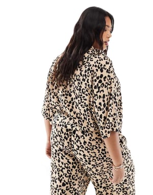 ASOS DESIGN Curve kortärmad skjorta i djurmönster