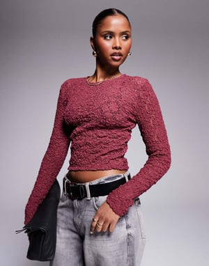 ASOS DESIGN spetsfitted långärmad tröja med rundad hals i bordeaux
