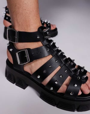 ASOS DESIGN gladiatorsandaler med nitar på tjock sula i svart