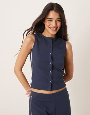 ASOS DESIGN koordinerad crew neck knäppbar topp med kontrasterande piping i marinblå