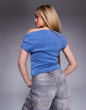 ASOS DESIGN cupro off-shoulder t-shirt i blått