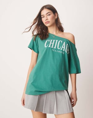Hollister t-shirt med urklippt hals och Chicago-tryck i grön