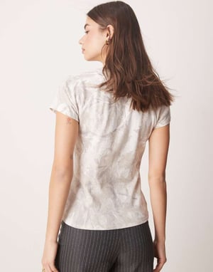 Hollister raglan t-shirt med brösttryck i grå kamouflage