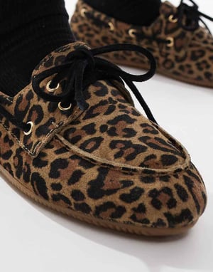 schuh Lyanna boat shoes in leopard suede