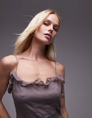 Topshop broderad och spetsig underklänning med volangkrage i grått