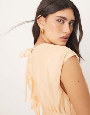 ARRANGE organza plisserad midja maxi klänning med knytbaksdetalj i persika