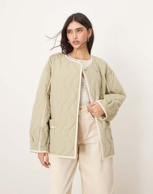 ARRANGE quiltad oversized jacka med kontrasterande kant i salviagrön