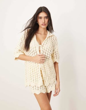 ARRANGE öppen stickad skjorta set i off-white