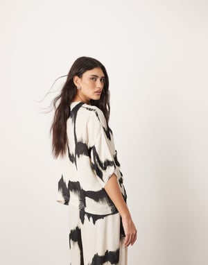 ARRANGE satin oversized t-shirt set i monokrom abstrakt mönster