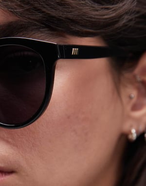 Le Specs Influx runda solglasögon med guld detaljer i svart