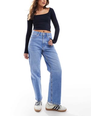 ASOS DESIGN ankelhöga raka jeans i klarblå