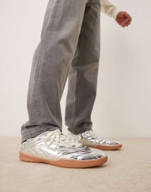 ASOS DESIGN retro sneakers i silver med gummisula