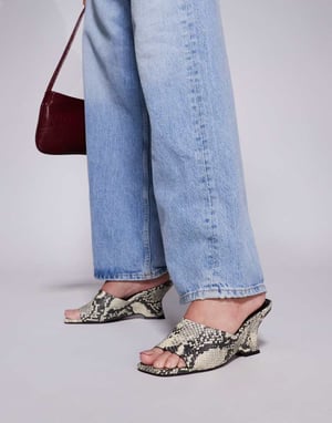 ASOS DESIGN Trifle muleklackar i ormskinn