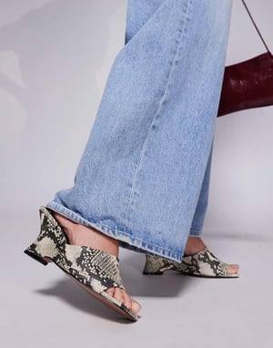 ASOS DESIGN Trifle muleklackar i ormskinn
