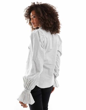 ASOS DESIGN skjorta med volymärmar och volangmanschetter i svart och vit randig bomull