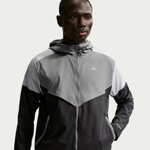 Men's Nike Windrun Jacket in Smoke Grey/Blk