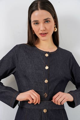 Midiklänning i denim med bälte
