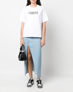 Blommig t-shirt med klassisk logotyp