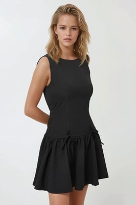 Aansluitende Mini-jurk met Strikdetails
