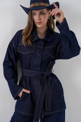 Denimset med fickdetaljerad jacka och raka byxor