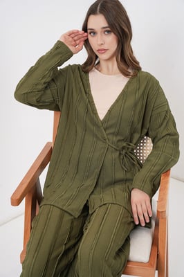 Texturerad V-ringad kimono med knytmidja och vida byxor set