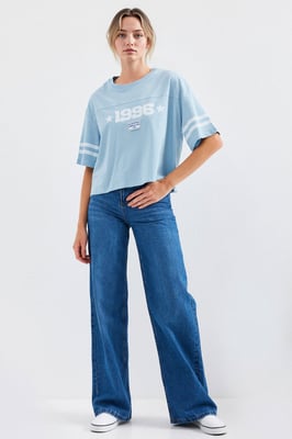 Överdimensionerad T-shirt med rund hals och kort längd med motto-tryck