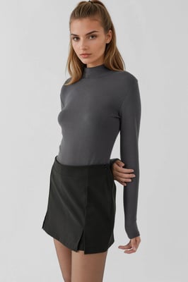 Högmidjade mini shorts med dubbla slitsar