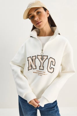 Over-sized Gebreide Sweater met Ritskraag en Borduurwerk