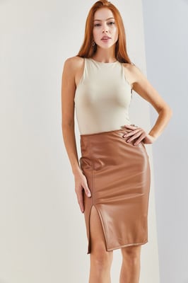 Hooggetailleerde nep leren midi rok met split