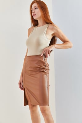 Hooggetailleerde nep leren midi rok met split