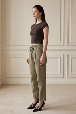 Enkel lengte broek met trekkoord in de taille en zak