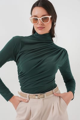 Tajt polokrage blus med draperingsdetalj