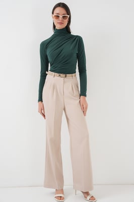 Tajt polokrage blus med draperingsdetalj