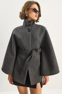 Ponchojacka med knytning