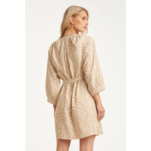 Smashed Lemon Beige jurk met abstracte print en tailleceintuur |
