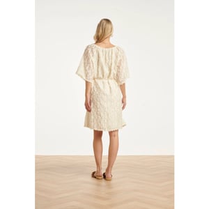 Smashed Lemon Crème jurk met transparante fringe structuurstof |