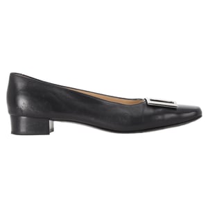 Ferragamo Pumps i svart läder med spänne