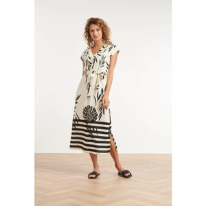 Smashed Lemon Witte maxi jurk met zwarte bladerenprint en gestreepte zoom |