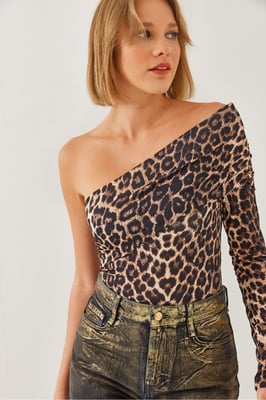 Leopardprint Strapless Fitted Blouse
