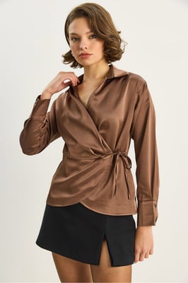 Satijnen V-hals Shirt met Striksluiting