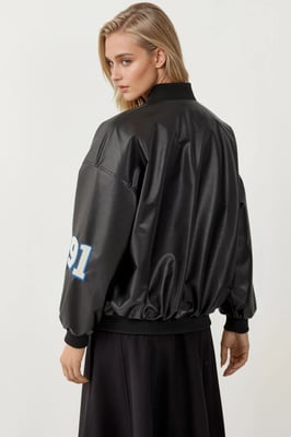Faux läder oversized bomberjacka med patchdetaljer