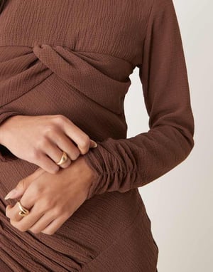 ASOS DESIGN rynkad byst crinklad sned maxi klänning med veck i chokladbrun