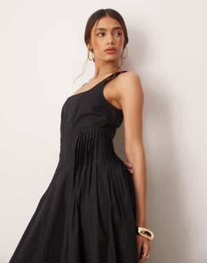 ASOS DESIGN klänning med skopa halsringning och plisserad midja i midaxi-längd i svart