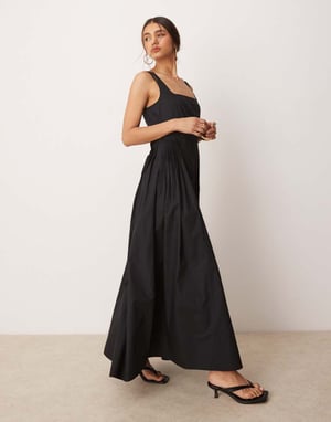 ASOS DESIGN klänning med skopa halsringning och plisserad midja i midaxi-längd i svart
