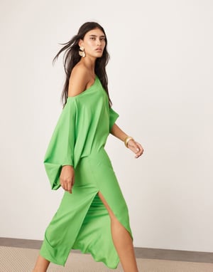 ASOS EDITION satin slouchy off shoulder midiklänning i grön